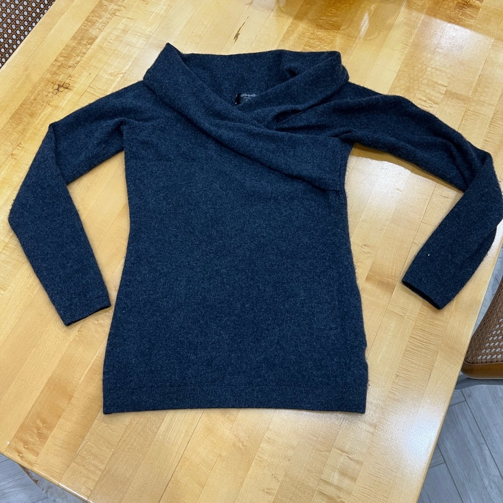 Dark grey off shoulder cashmere sweater (with stretch)